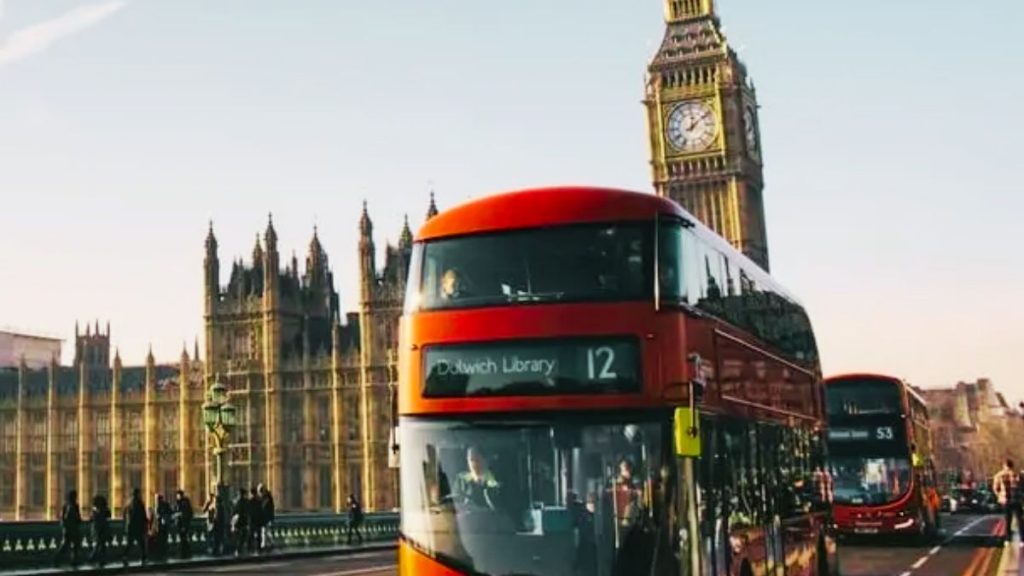 Londres lança “Rota de Ônibus” para proteger Comunidade Judaica após crescente antissemitismo