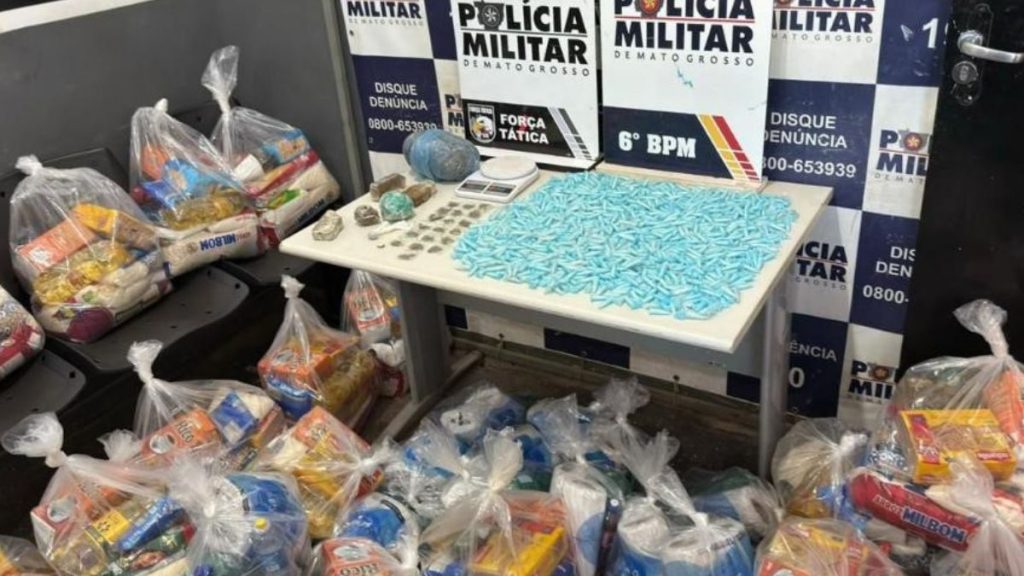 Polícia encontra mais de 950 porções de drogas e 29 cestas básicas em residência vazia em Cáceres