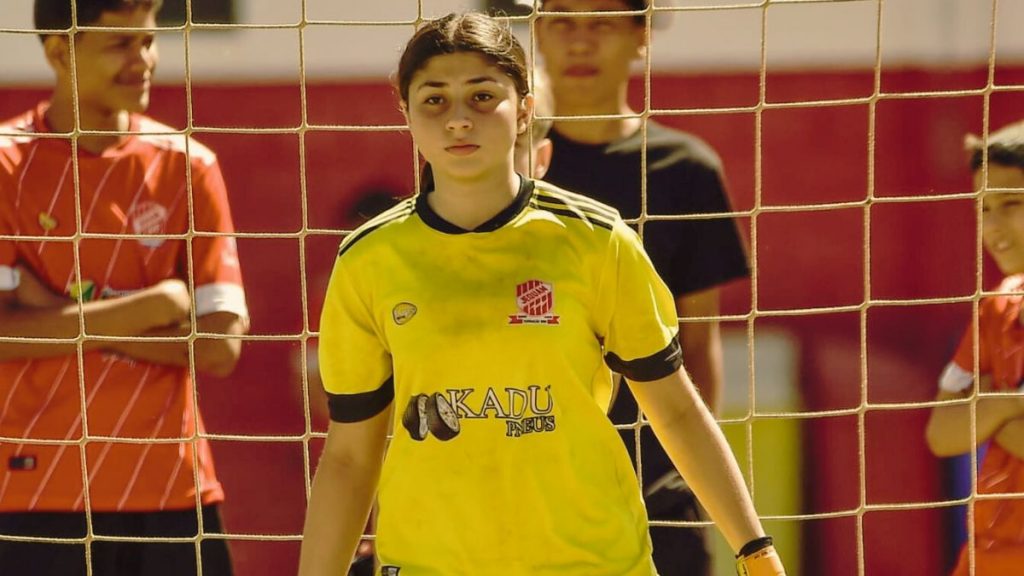 Duda, a goleira de 14 anos que sonha com a Ferroviária-SP e precisa da sua ajuda para chegar lá
