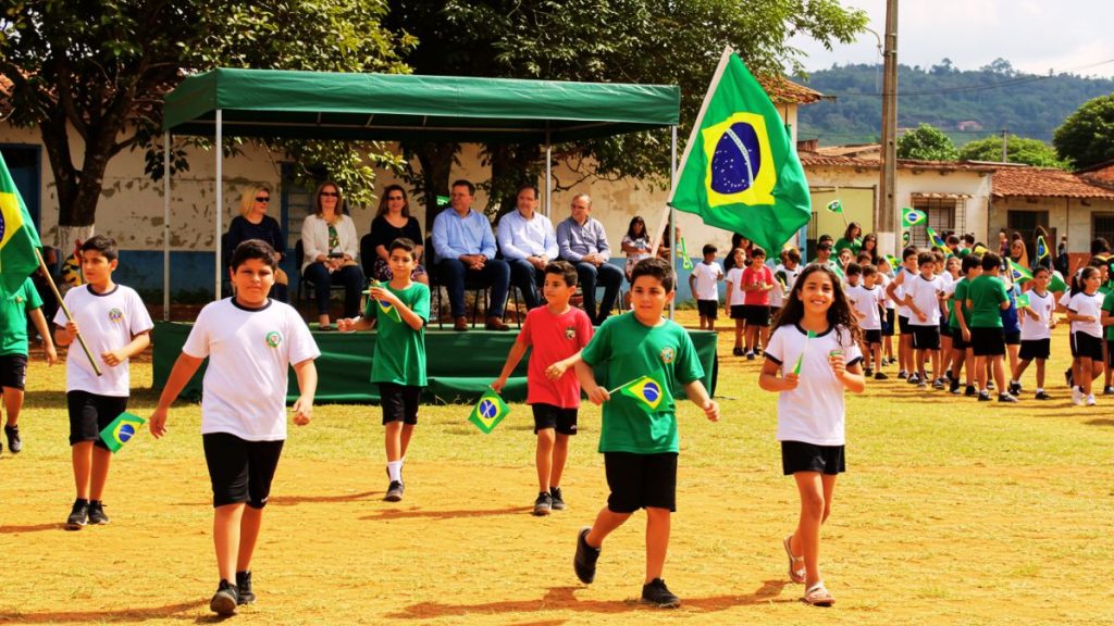 DESFILE DE 7 DE SETEMBRO: O suor do povo, o atraso das autoridades — Cáceres merece respeito! Desfile Cívico exige pontualidade